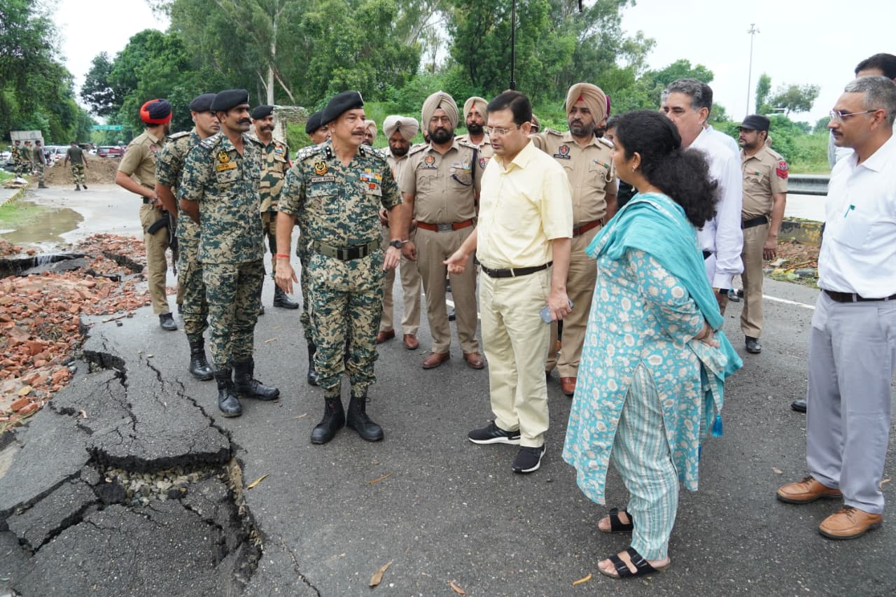 ਜਾਨ-ਮਾਲ ਦੀ ਰਾਖੀ ਅਤੇ ਰਾਹਤ ਕੇਂਦਰਾਂ ਵਿੱਚ ਲੋਕਾਂ ਨੂੰ ਸੁਰੱਖਿਅਤ ਰੱਖਣਾ ਰਾਜ ਸਰਕਾਰ ਦੀ ਤਰਜੀਹ: ਵਧੀਕ ਮੁੱਖ ਸਕੱਤਰ-ਕਮ-ਵਿੱਤ ਕਮਿਸ਼ਨਰ ਮਾਲ ਅਨੁਰਾਗ ਵਰਮਾ