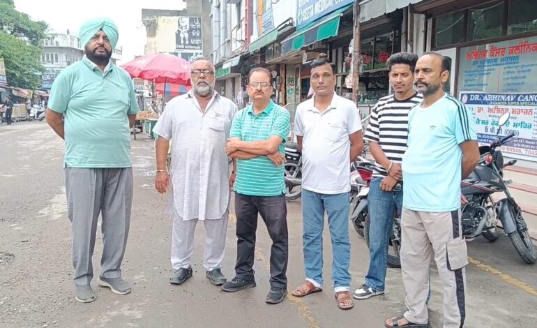 ਟੁੱਟੀਆਂ ਸੜਕਾਂ ਦੇ ਵਿੱਚ ਟੋਏ, ਬੇਤਰਤੀਬ ਪਾਰਕਿੰਗ ਕਾਰਨ ਗੁਰਦਾਸਪੁਰ ਦੇ ਲੋਕ ਰੋਏ