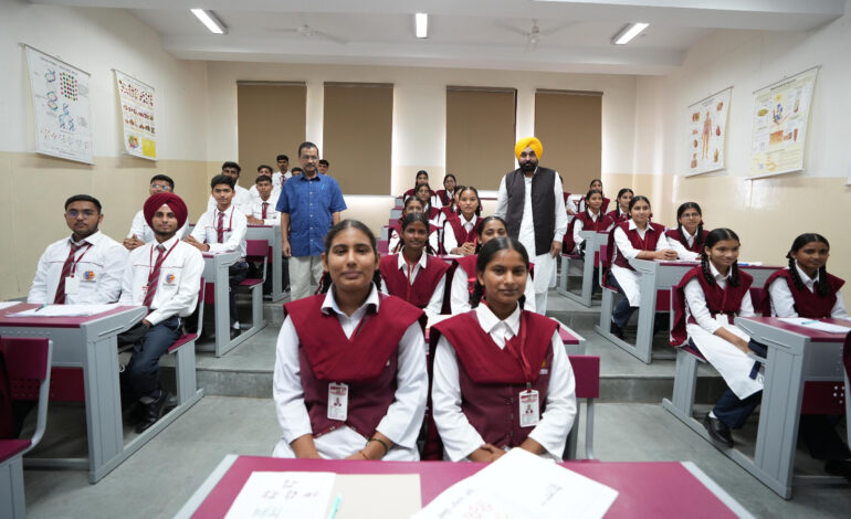 ਭਗਵੰਤ ਮਾਨ ਤੇ ਅਰਵਿੰਦ ਕੇਜਰੀਵਾਲ ਵੱਲੋਂ ਨਸ਼ਿਆਂ ਵਿਰੁੱਧ ਪਾਠਕ੍ਰਮ ਜਾਰੀ; ‘ਨਸ਼ਿਆਂ ਖ਼ਿਲਾਫ਼ ਜੰਗ’ ਤਹਿਤ ਸਕੂਲਾਂ ਵਿੱਚ ਪੜ੍ਹਾਇਆ ਜਾਵੇਗਾ ਪਾਠਕ੍ਰਮ