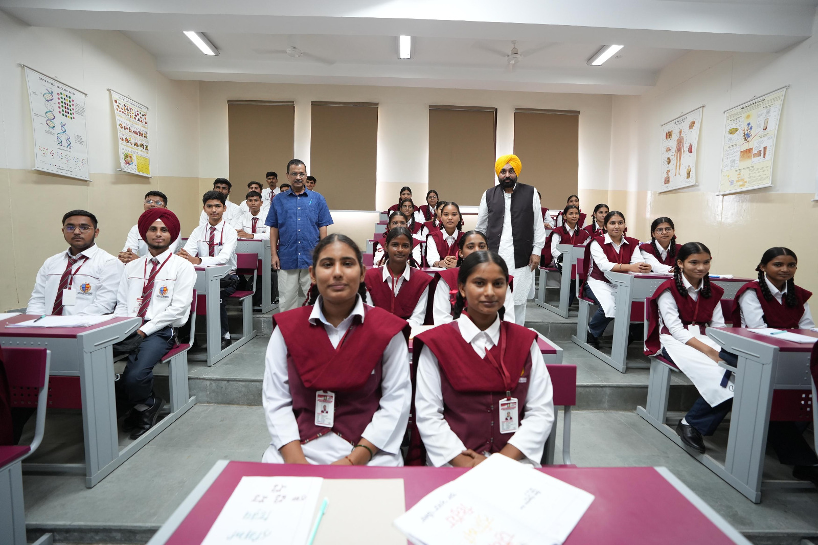 ਭਗਵੰਤ ਮਾਨ ਤੇ ਅਰਵਿੰਦ ਕੇਜਰੀਵਾਲ ਵੱਲੋਂ ਨਸ਼ਿਆਂ ਵਿਰੁੱਧ ਪਾਠਕ੍ਰਮ ਜਾਰੀ; ‘ਨਸ਼ਿਆਂ ਖ਼ਿਲਾਫ਼ ਜੰਗ’ ਤਹਿਤ ਸਕੂਲਾਂ ਵਿੱਚ ਪੜ੍ਹਾਇਆ ਜਾਵੇਗਾ ਪਾਠਕ੍ਰਮ