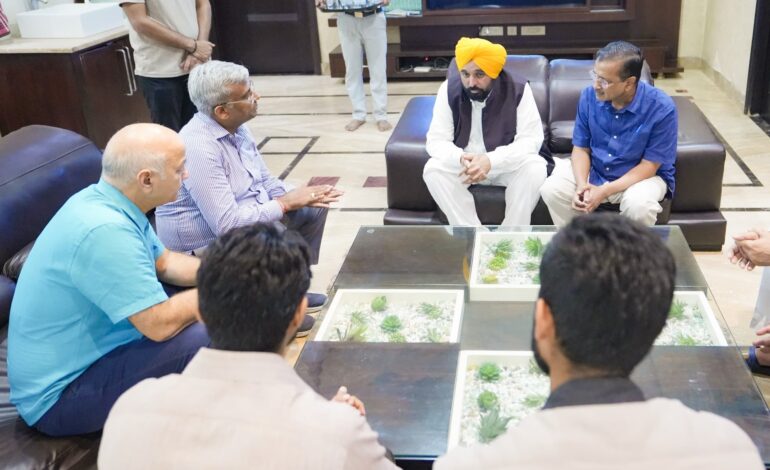 ਭਗਵੰਤ ਸਿੰਘ ਮਾਨ ਅਤੇ ਅਰਵਿੰਦ ਕੇਜਰੀਵਾਲ ਨੇ ਸਵਰਗੀ ਸੰਜੇ ਵਰਮਾ ਦੇ ਪਰਿਵਾਰ ਨਾਲ ਦੁੱਖ ਸਾਂਝਾ ਕੀਤਾ