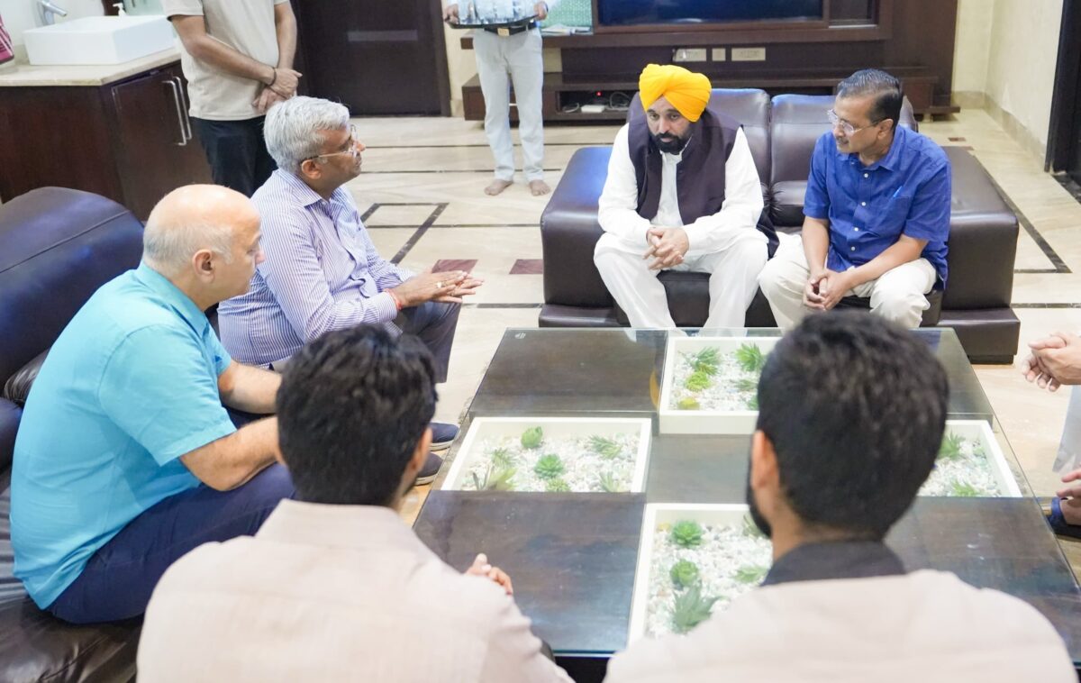 ਭਗਵੰਤ ਸਿੰਘ ਮਾਨ ਅਤੇ ਅਰਵਿੰਦ ਕੇਜਰੀਵਾਲ ਨੇ ਸਵਰਗੀ ਸੰਜੇ ਵਰਮਾ ਦੇ ਪਰਿਵਾਰ ਨਾਲ ਦੁੱਖ ਸਾਂਝਾ ਕੀਤਾ