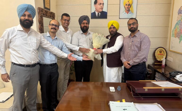 ਪੀ.ਸੀ.ਐਸ. ਐਸੋਸੀਏਸ਼ਨ ਦੇ ਨਵੇਂ ਪ੍ਰਧਾਨ ਸਕੱਤਰ ਸਿੰਘ ਬੱਲ ਨੇ ਕੈਬਨਿਟ ਮੰਤਰੀ ਹਰਭਜਨ ਸਿੰਘ ਈ.ਟੀ.ਓ. ਨਾਲ ਕੀਤੀ ਮੁਲਾਕਾਤ