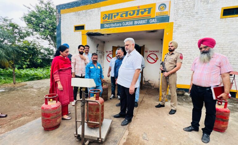 ਖੁਰਾਕ ਤੇ ਸਿਵਲ ਸਪਲਾਈ ਮੰਤਰੀ ਲਾਲ ਚੰਦ ਕਟਾਰੂਚੱਕ ਵੱਲੋਂ ਗੈਸ ਏਜੰਸੀਆਂ ‘ਤੇ ਅਚਨਚੇਤ ਛਾਪਾਮਾਰੀ