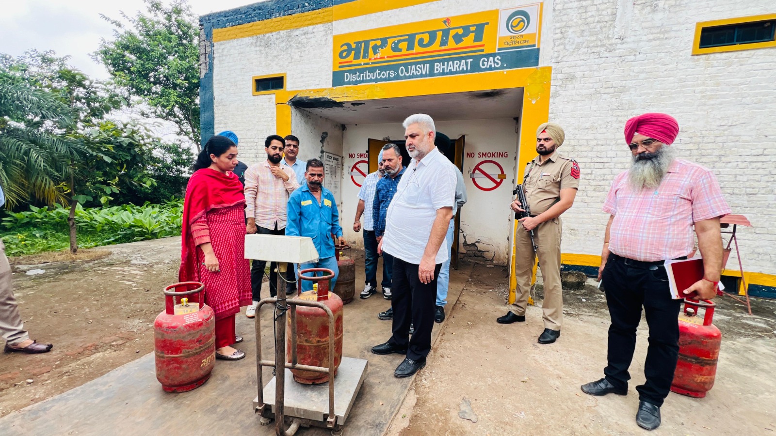 ਖੁਰਾਕ ਤੇ ਸਿਵਲ ਸਪਲਾਈ ਮੰਤਰੀ ਲਾਲ ਚੰਦ ਕਟਾਰੂਚੱਕ ਵੱਲੋਂ ਗੈਸ ਏਜੰਸੀਆਂ ‘ਤੇ ਅਚਨਚੇਤ ਛਾਪਾਮਾਰੀ