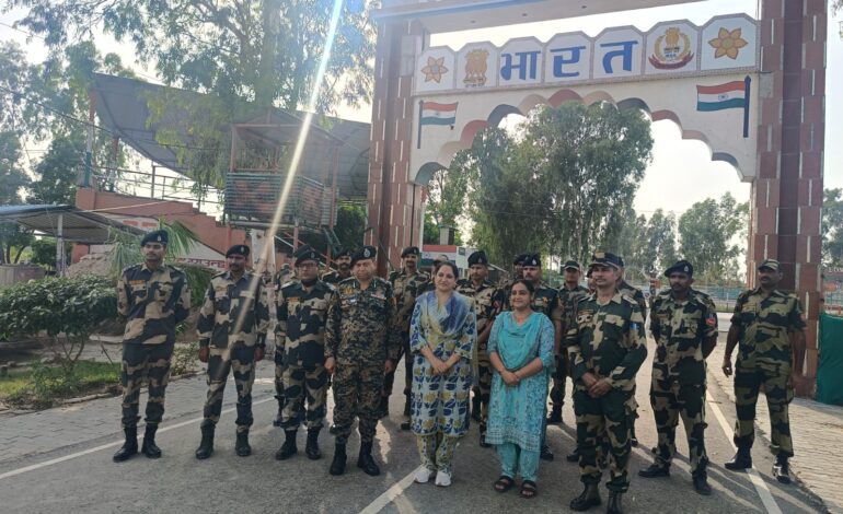 ਡਿਪਟੀ ਕਮਿਸ਼ਨਰ ਨੇ ਭਾਰਤ-ਪਾਕਿਸਤਾਨ ਸਰਹੱਦ ‘ਤੇ ਬੀਐਸਐਫ ਜਵਾਨਾਂ ਨੂੰ ਰਾਖੀਆਂ ਬੰਨ੍ਹ ਮਨਾਇਆ ਰੱਖੜੀ ਦਾ ਤਿਉਹਾਰ