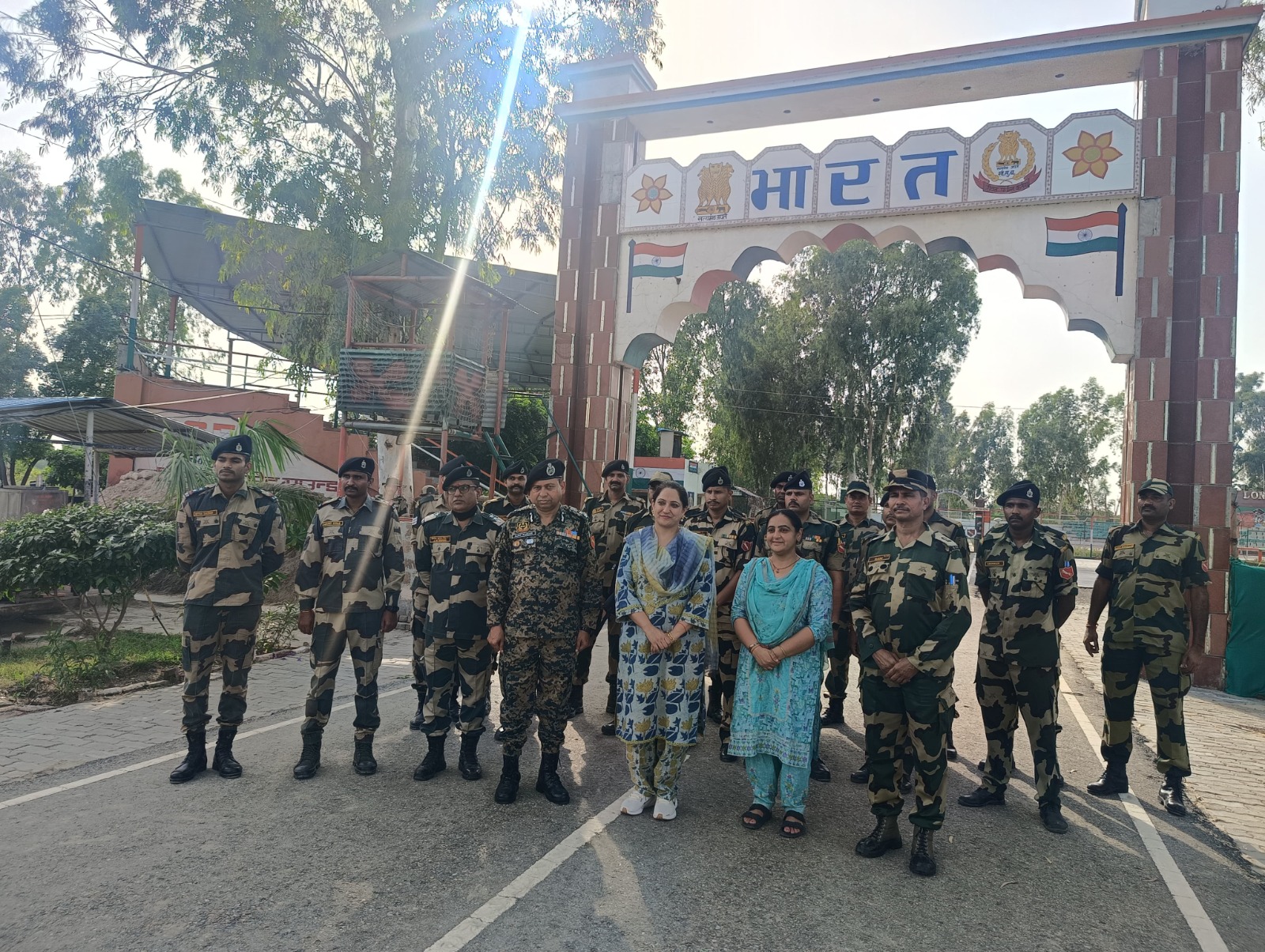 ਡਿਪਟੀ ਕਮਿਸ਼ਨਰ ਨੇ ਭਾਰਤ-ਪਾਕਿਸਤਾਨ ਸਰਹੱਦ ‘ਤੇ ਬੀਐਸਐਫ ਜਵਾਨਾਂ ਨੂੰ ਰਾਖੀਆਂ ਬੰਨ੍ਹ ਮਨਾਇਆ ਰੱਖੜੀ ਦਾ ਤਿਉਹਾਰ