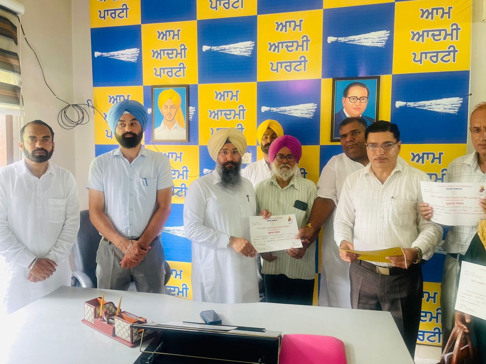 ਜਗਰੂਪ ਸਿੰਘ ਸੇਖਵਾਂ ਨੇ ਅਨੁਸੂਚਿਤ ਜਾਤੀ ਦੇ ਪਰਿਵਾਰਾਂ ਨੂੰ ਕਰਜ਼ਾ ਮੁਕਤੀ ਸਰਟੀਫਿਕੇਟ ਵੰਡੇ