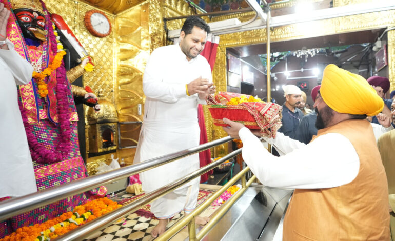 ਸ੍ਰੀ ਕਾਲੀ ਮਾਤਾ ਮੰਦਿਰ ਵਿੱਚ ਨਤਮਸਤਕ ਹੋਏ ਮੁੱਖ ਮੰਤਰੀ