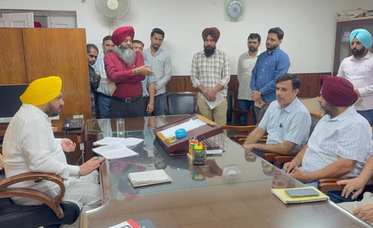 ਸ. ਹਰਭਜਨ ਸਿੰਘ ਈ ਟੀ ਓ ਵੱਲੋਂ ਲੋਕ ਨਿਰਮਾਣ ਵਿਭਾਗ ਦੇ ਮੋਹਾਲੀ ਵਿਖੇ ਦਫ਼ਤਰਾਂ ਦਾ ਅਚਨਚੇਤ ਦੌਰਾ