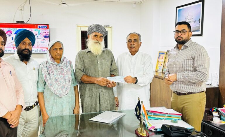ਚੇਅਰਮੈਨ ਰਮਨ ਬਹਿਲ ਤੇ ਡਿਪਟੀ ਕਮਿਸ਼ਨਰ ਨੇ ਮੁੱਖ ਮੰਤਰੀ ਰਾਹਤ ਫ਼ੰਡ ਵਿਚੋਂ ਮਰਹੂਮ ਰਣਦੀਪ ਸਿੰਘ ਦੇ ਪਰਿਵਾਰ ਨੂੰ 2 ਲੱਖ ਰੁਪਏ ਦੀ ਸਹਾਇਤਾ ਰਾਸ਼ੀ ਦਾ ਚੈੱਕ ਸੌਂਪਿਆ