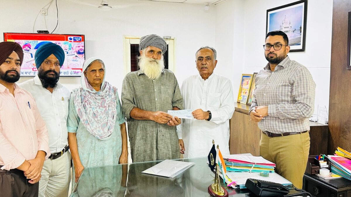 ਚੇਅਰਮੈਨ ਰਮਨ ਬਹਿਲ ਤੇ ਡਿਪਟੀ ਕਮਿਸ਼ਨਰ ਨੇ ਮੁੱਖ ਮੰਤਰੀ ਰਾਹਤ ਫ਼ੰਡ ਵਿਚੋਂ ਮਰਹੂਮ ਰਣਦੀਪ ਸਿੰਘ ਦੇ ਪਰਿਵਾਰ ਨੂੰ 2 ਲੱਖ ਰੁਪਏ ਦੀ ਸਹਾਇਤਾ ਰਾਸ਼ੀ ਦਾ ਚੈੱਕ ਸੌਂਪਿਆ