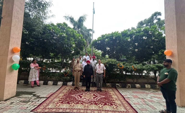 ਵਧੀਕ ਡਿਪਟੀ ਕਮਿਸ਼ਨਰ (ਜਨਰਲ) ਡਾ. ਹਰਜਿੰਦਰ ਸਿੰਘ ਬੇਦੀ ਨੇ 79ਵੇਂ ਅਜ਼ਾਦੀ ਦਿਹਾੜੇ ਮੌਕੇ ਜ਼ਿਲ੍ਹਾ ਪ੍ਰਬੰਧਕੀ ਕੰਪਲੈਕਸ ਗੁਰਦਾਸਪੁਰ ਵਿਖੇ ਕੌਮੀ ਝੰਡਾ ਲਹਿਰਾਇਆ