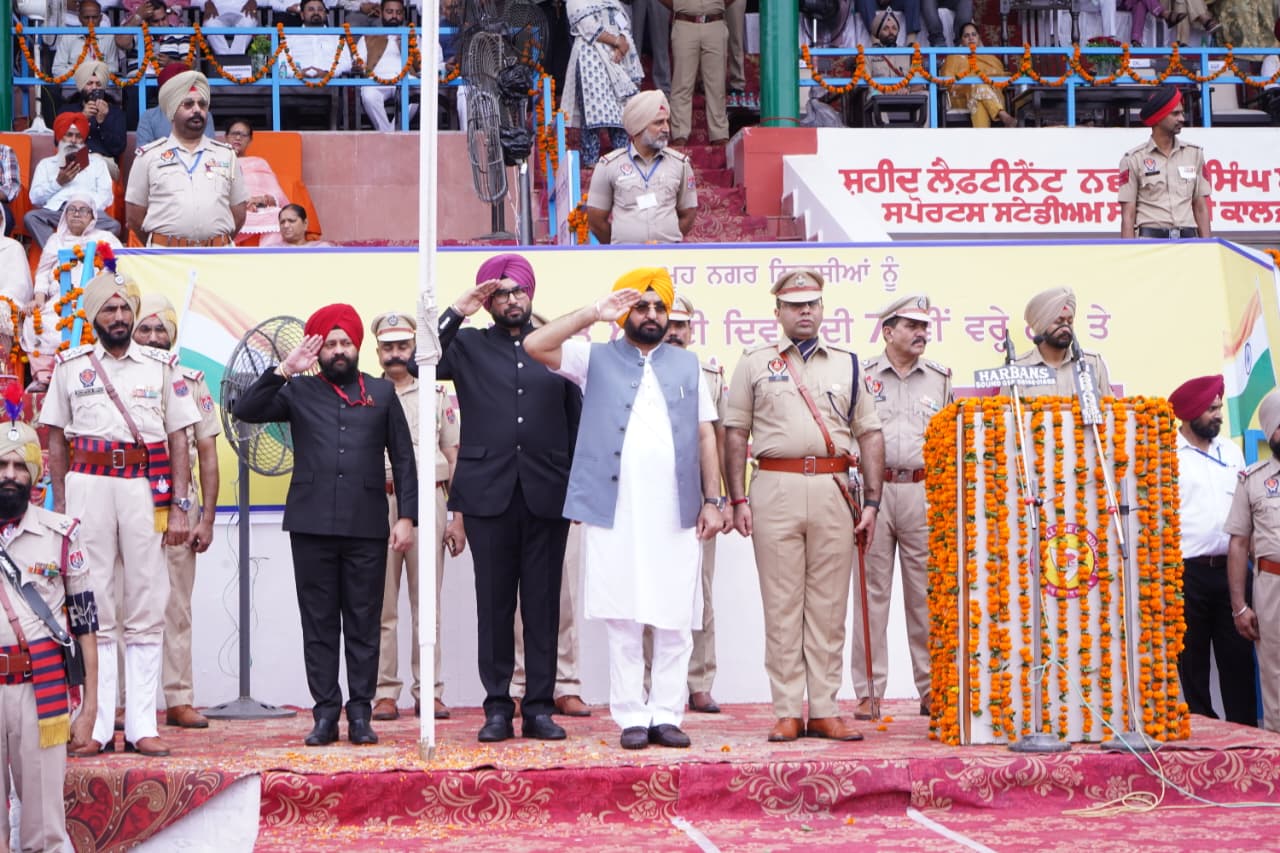 79ਵੇਂ ਅਜ਼ਾਦੀ ਦਿਹਾੜੇ ਮੌਕੇ ਕੈਬਨਿਟ ਮੰਤਰੀ ਹਰਦੀਪ ਸਿੰਘ ਮੁੰਡੀਆਂ ਨੇ ਗੁਰਦਾਸਪੁਰ ਵਿਖੇ ਕੌਮੀ ਝੰਡਾ ਲਹਿਰਾਇਆ