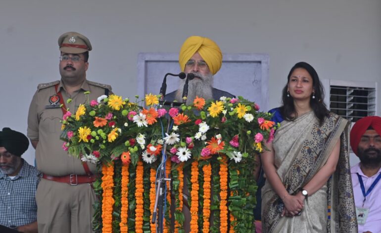 ਖੇਤੀਬਾੜੀ ਮੰਤਰੀ ਗੁਰਮੀਤ ਸਿੰਘ ਖੁੱਡੀਆਂ ਨੇ ਮੋਹਾਲੀ ਵਿੱਚ ਤਿਰੰਗਾ ਲਹਿਰਾਇਆ