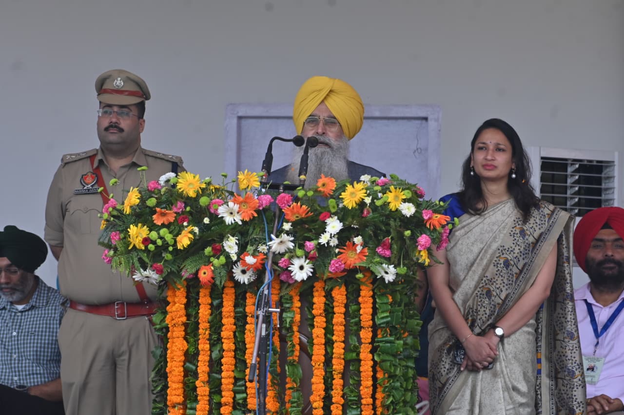 ਖੇਤੀਬਾੜੀ ਮੰਤਰੀ ਗੁਰਮੀਤ ਸਿੰਘ ਖੁੱਡੀਆਂ ਨੇ ਮੋਹਾਲੀ ਵਿੱਚ ਤਿਰੰਗਾ ਲਹਿਰਾਇਆ