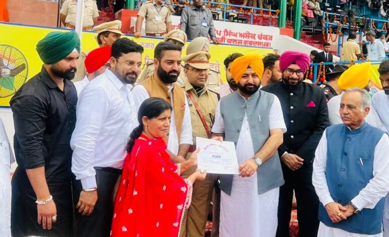 ਸੁਤੰਤਰਤਾ ਦਿਵਸ ਮੌਕੇ ਜ਼ਿਲ੍ਹਾ ਸਿੱਖਿਆ ਅਫ਼ਸਰ ਐਲੀ: ਪਰਮਜੀਤ ਕੌਰ ਨੂੰ ਬਿਹਤਰ ਸੇਵਾਵਾਂ ਲਈ ਸਨਮਾਨਿਤ ਕੀਤਾ ਗਿਆ