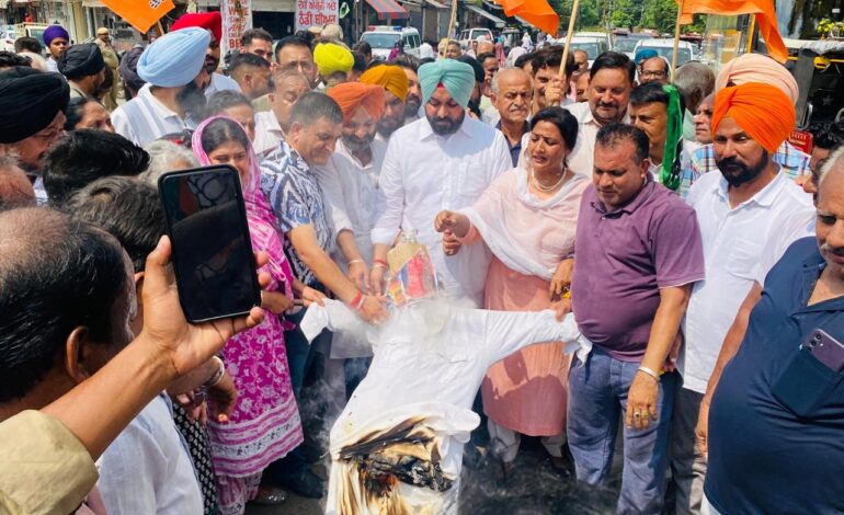 ਜ਼ਿਲ੍ਹਾ ਪ੍ਰਧਾਨ ਬਘੇਲ ਸਿੰਘ ਦੀ ਅਗਵਾਈ ਤਲੇ ਗੁਰਦਾਸਪੁਰ ‘ਚ ਭਾਜਪਾ ਵੱਲੋਂ ਆਪ ਸਰਕਾਰ ਖ਼ਿਲਾਫ਼ ਅਰਥੀ ਫੂਕ ਪ੍ਰਦਰਸ਼ਨ