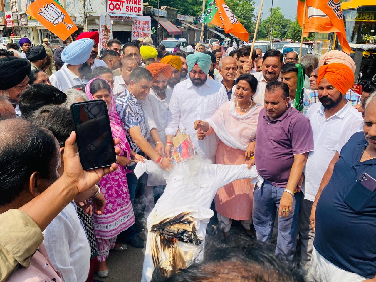 ਜ਼ਿਲ੍ਹਾ ਪ੍ਰਧਾਨ ਬਘੇਲ ਸਿੰਘ ਦੀ ਅਗਵਾਈ ਤਲੇ ਗੁਰਦਾਸਪੁਰ ‘ਚ ਭਾਜਪਾ ਵੱਲੋਂ ਆਪ ਸਰਕਾਰ ਖ਼ਿਲਾਫ਼ ਅਰਥੀ ਫੂਕ ਪ੍ਰਦਰਸ਼ਨ