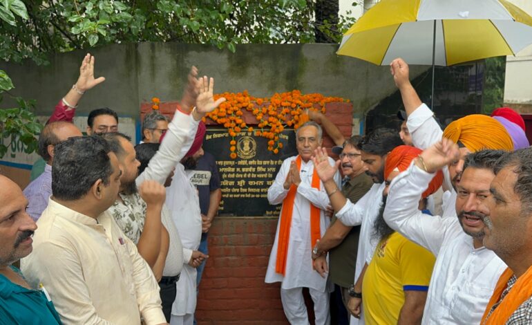 ਚੇਅਰਮੈਨ ਰਮਨ ਬਹਿਲ ਨੇ ਗੁਰਦਾਸਪੁਰ-ਹਰਦੋਛੰਨੀ ਸੜਕ ਦੀ ਮੁਰੰਮਤ ਦੇ ਪ੍ਰੋਜੈਕਟ ਦਾ ਨੀਂਹ ਪੱਥਰ ਰੱਖਿਆ