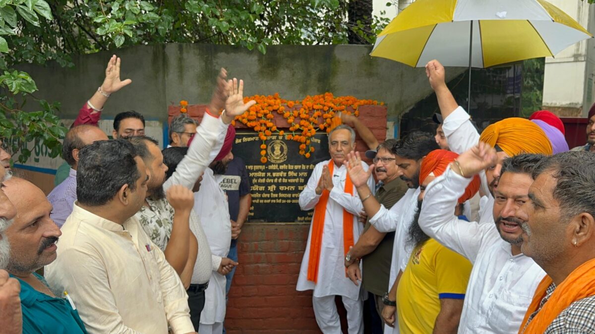 ਚੇਅਰਮੈਨ ਰਮਨ ਬਹਿਲ ਨੇ ਗੁਰਦਾਸਪੁਰ-ਹਰਦੋਛੰਨੀ ਸੜਕ ਦੀ ਮੁਰੰਮਤ ਦੇ ਪ੍ਰੋਜੈਕਟ ਦਾ ਨੀਂਹ ਪੱਥਰ ਰੱਖਿਆ