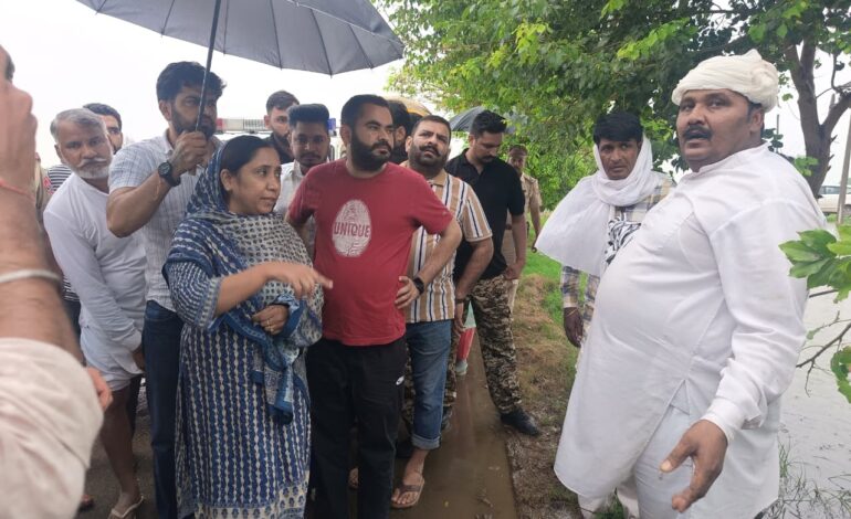 ਵਰਦੇ ਮੀਂਹ ਵਿੱਚ ਰਾਹਤ ਸਮੱਗਰੀ ਲੈ ਕੇ ਪਹੁੰਚੇ ਮੰਤਰੀ ਅਤੇ ਵਿਧਾਇਕ