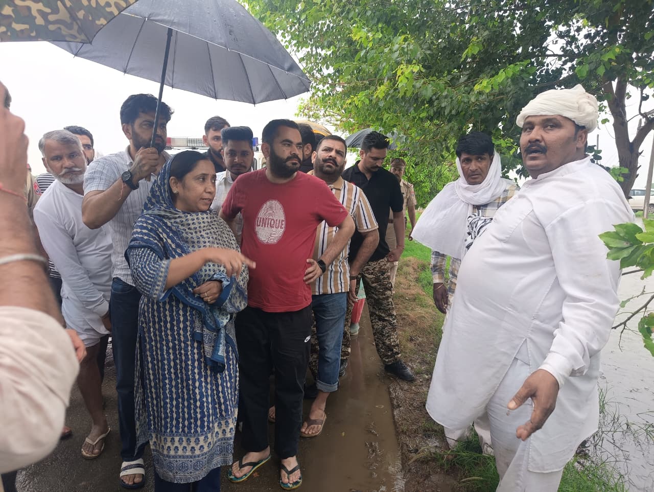 ਵਰਦੇ ਮੀਂਹ ਵਿੱਚ ਰਾਹਤ ਸਮੱਗਰੀ ਲੈ ਕੇ ਪਹੁੰਚੇ ਮੰਤਰੀ ਅਤੇ ਵਿਧਾਇਕ