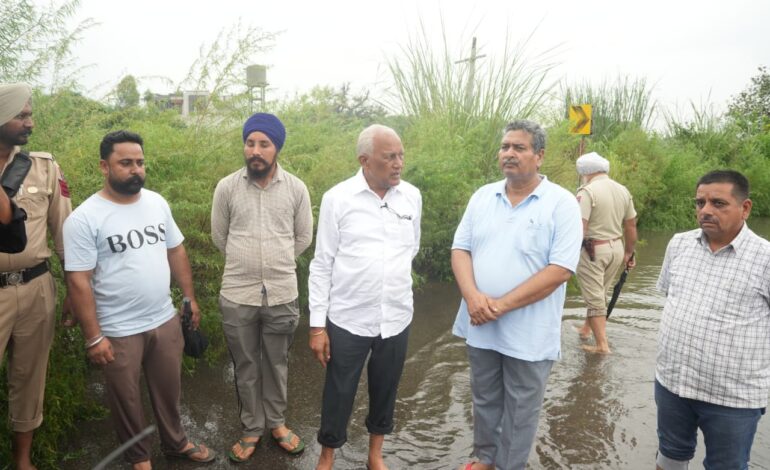 ਜਲ ਸਰੋਤ ਮੰਤਰੀ ਬਰਿੰਦਰ ਗੋਇਲ ਵੱਲੋਂ ਮਕੌੜਾ ਪੱਤਣ ਵੱਲ ਹੜ੍ਹ ਪ੍ਰਭਾਵਿਤ ਪਿੰਡਾਂ ਦਾ ਦੌਰਾ