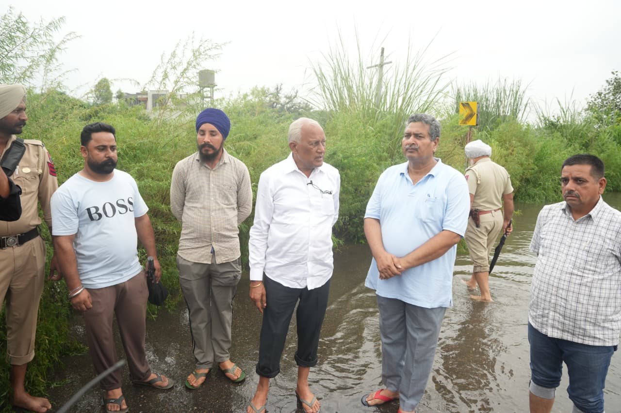 ਜਲ ਸਰੋਤ ਮੰਤਰੀ ਬਰਿੰਦਰ ਗੋਇਲ ਵੱਲੋਂ ਮਕੌੜਾ ਪੱਤਣ ਵੱਲ ਹੜ੍ਹ ਪ੍ਰਭਾਵਿਤ ਪਿੰਡਾਂ ਦਾ ਦੌਰਾ