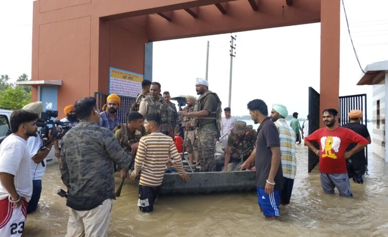 ਜ਼ਿਲ੍ਹਾ ਪ੍ਰਸ਼ਾਸਨ ਦੀਆਂ ਟੀਮਾਂ ਨੇ ਬੀ.ਐੱਸ.ਐੱਫ਼ ਅਤੇ ਐੱਨ ਡੀ.ਆਰ.ਐੱਫ ਦੇ ਸਹਿਯੋਗ ਦੇ ਨਾਲ ਹੜ੍ਹ ਦੇ ਪਾਣੀ ਵਿੱਚ ਘਿਰੇ ਜਵਾਹਰ ਨਵੋਦਿਆ ਵਿਦਿਆਲਿਆ, ਦਬੂੜੀ ਦੇ ਵਿਦਿਆਰਥੀਆਂ ਤੇ ਅਧਿਆਪਕਾਂ ਨੂੰ ਸੁਰੱਖਿਅਤ ਬਾਹਰ ਕੱਢਿਆ