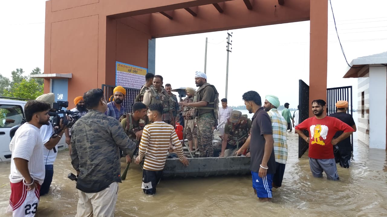 ਜ਼ਿਲ੍ਹਾ ਪ੍ਰਸ਼ਾਸਨ ਦੀਆਂ ਟੀਮਾਂ ਨੇ ਬੀ.ਐੱਸ.ਐੱਫ਼ ਅਤੇ ਐੱਨ ਡੀ.ਆਰ.ਐੱਫ ਦੇ ਸਹਿਯੋਗ ਦੇ ਨਾਲ ਹੜ੍ਹ ਦੇ ਪਾਣੀ ਵਿੱਚ ਘਿਰੇ ਜਵਾਹਰ ਨਵੋਦਿਆ ਵਿਦਿਆਲਿਆ, ਦਬੂੜੀ ਦੇ ਵਿਦਿਆਰਥੀਆਂ ਤੇ ਅਧਿਆਪਕਾਂ ਨੂੰ ਸੁਰੱਖਿਅਤ ਬਾਹਰ ਕੱਢਿਆ