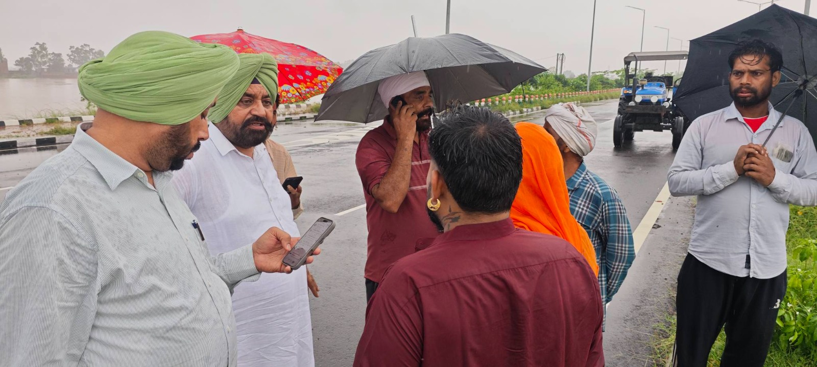 ਵਿਧਾਇਕ ਗੁਰਦੀਪ ਸਿੰਘ ਰੰਧਾਵਾ ਨੇ ਹੜ੍ਹ ਪ੍ਰਭਾਵਿਤ ਇਲਾਕਿਆਂ ਵਿੱਚ ਚਲਾਏ ਜਾ ਰਹੇ ਰਾਹਤ ਕਾਰਜਾਂ ਦਾ ਜਾਇਜ਼ਾ ਲਿਆ