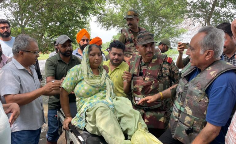 ਚੇਅਰਮੈਨ ਰਮਨ ਬਹਿਲ ਹੜ੍ਹ ਪ੍ਰਭਾਵਿਤਾਂ ਲੋਕਾਂ ਦੀ ਲਗਾਤਾਰ ਲੈ ਰਹੇ ਸਾਰ: ਰਾਹਤ ਸਮੱਗਰੀ ਵੰਡੀ, ਬਿਮਾਰ ਔਰਤ ਨੂੰ ਹਸਪਤਾਲ ਪਹੁੰਚਾਇਆ