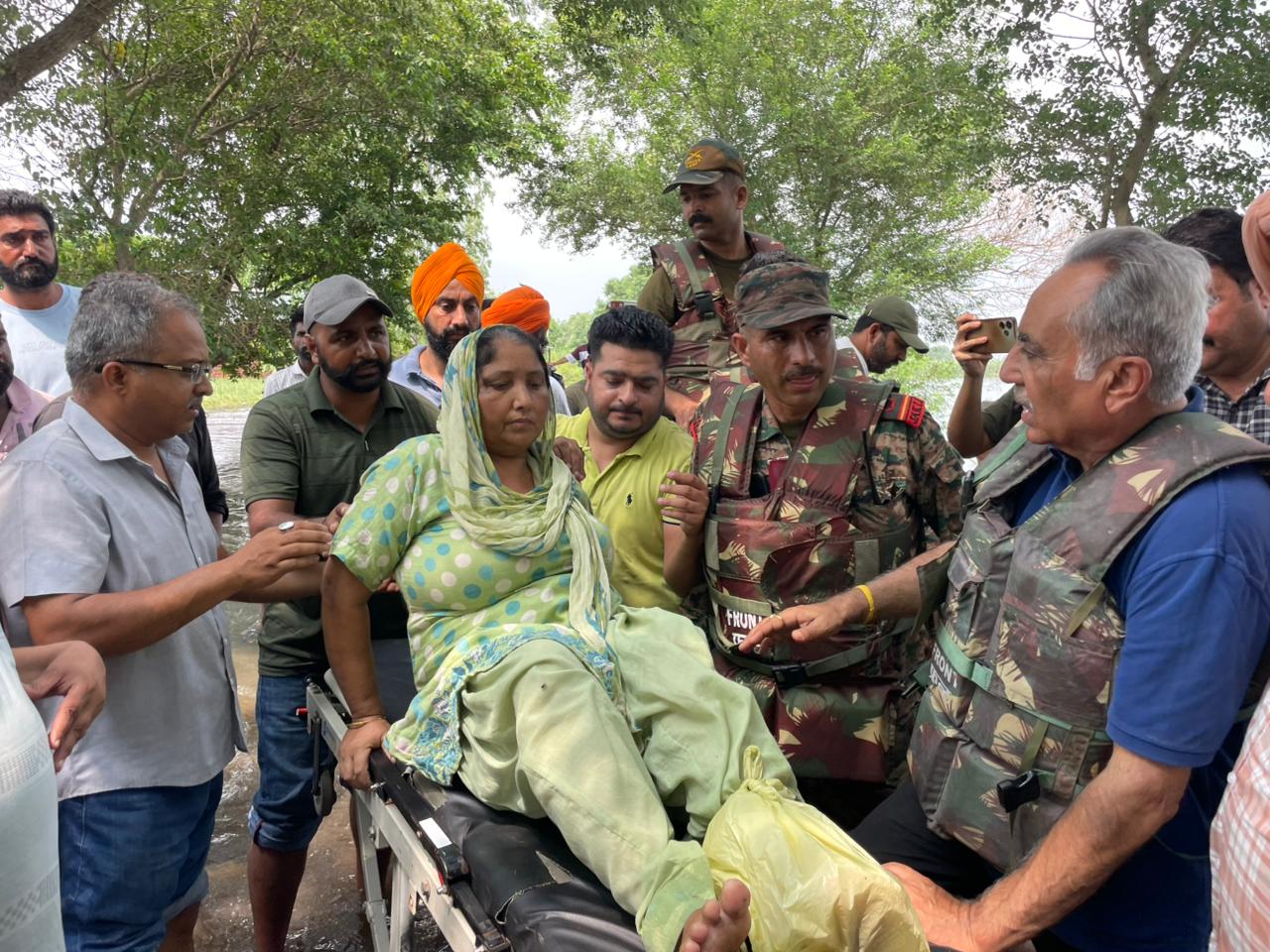 ਚੇਅਰਮੈਨ ਰਮਨ ਬਹਿਲ ਹੜ੍ਹ ਪ੍ਰਭਾਵਿਤਾਂ ਲੋਕਾਂ ਦੀ ਲਗਾਤਾਰ ਲੈ ਰਹੇ ਸਾਰ: ਰਾਹਤ ਸਮੱਗਰੀ ਵੰਡੀ, ਬਿਮਾਰ ਔਰਤ ਨੂੰ ਹਸਪਤਾਲ ਪਹੁੰਚਾਇਆ