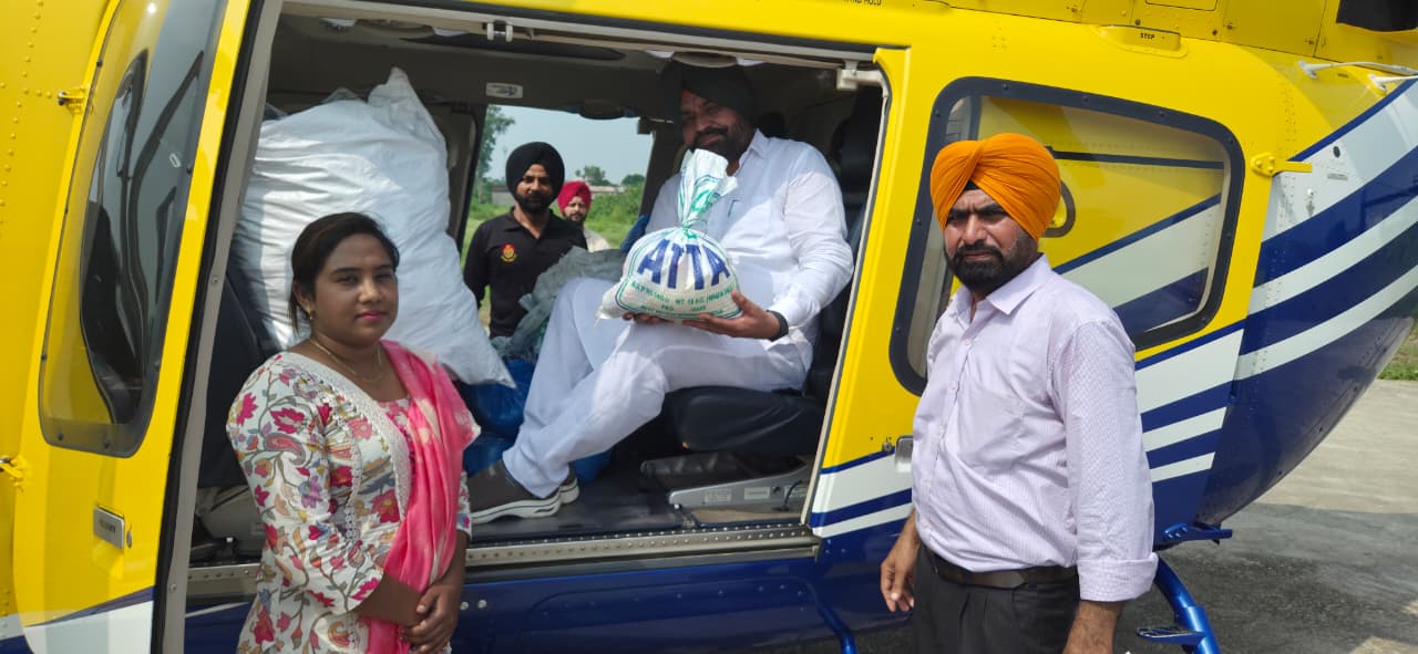 ਲੋਕਾਂ ਦਾ ਹੈਲੀਕਾਪਟਰ ਆ ਰਿਹਾ ਲੋਕਾਂ ਦੇ ਔਖੇ ਵੇਲੇ ਅੰਦਰ ਕੰਮ- ਸੂਬਾ ਸਰਕਾਰ ਦੇ ਹੈਲੀਕਾਪਟਰ ਵੱਲੋਂ ਅੱਜ ਦੂਜੇ ਦਿਨ ਵੀ ਜ਼ਿਲ੍ਹਾ ਗੁਰਦਾਸਪੁਰ ਦੇ ਹੜ੍ਹ ਪ੍ਰਭਾਵਿਤ ਇਲਾਕਿਆਂ ਵਿੱਚ ਰਾਹਤ ਕਾਰਜ ਜਾਰੀ
