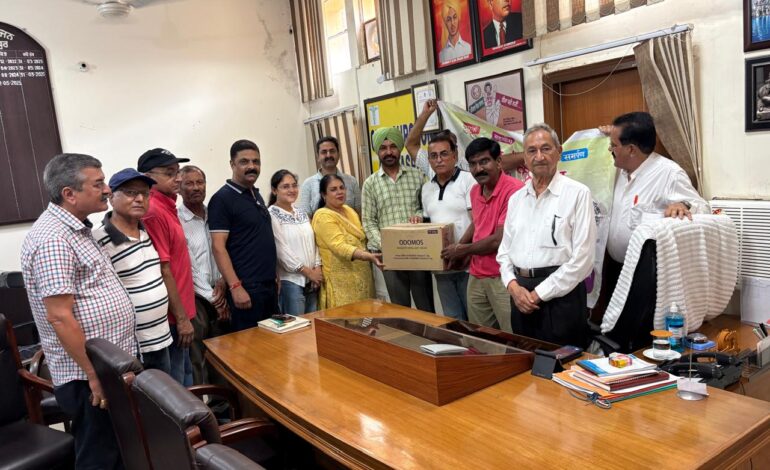 ਹੜ੍ਹ ਦੇ ਹਾਲਾਤਾਂ ਵਿੱਚ ਸਮਾਜ ਸੇਵੀ ਸੰਸਥਾਵਾਂ ਵੀ ਆਈਆਂ ਅੱਗੇ : ਸਿਹਤ ਵਿਭਾਗ ਨੂੰ ਦਿੱਤਾ ਜ਼ਰੂਰੀ ਸਮਾਨ