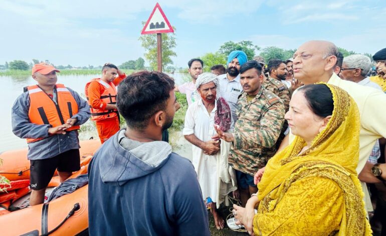 ਅਰੁਣਾ ਚੌਧਰੀ ਵੱਲੋਂ ਹਡ਼੍ਹ ਨਾਲ ਪ੍ਰਭਾਵਿਤ ਪਿੰਡਾਂ ਦਾ ਦੌਰਾ, ਲੋਕਾਂ ਦਾ ਹਾਲਚਾਲ ਜਾਣਿਆਂ