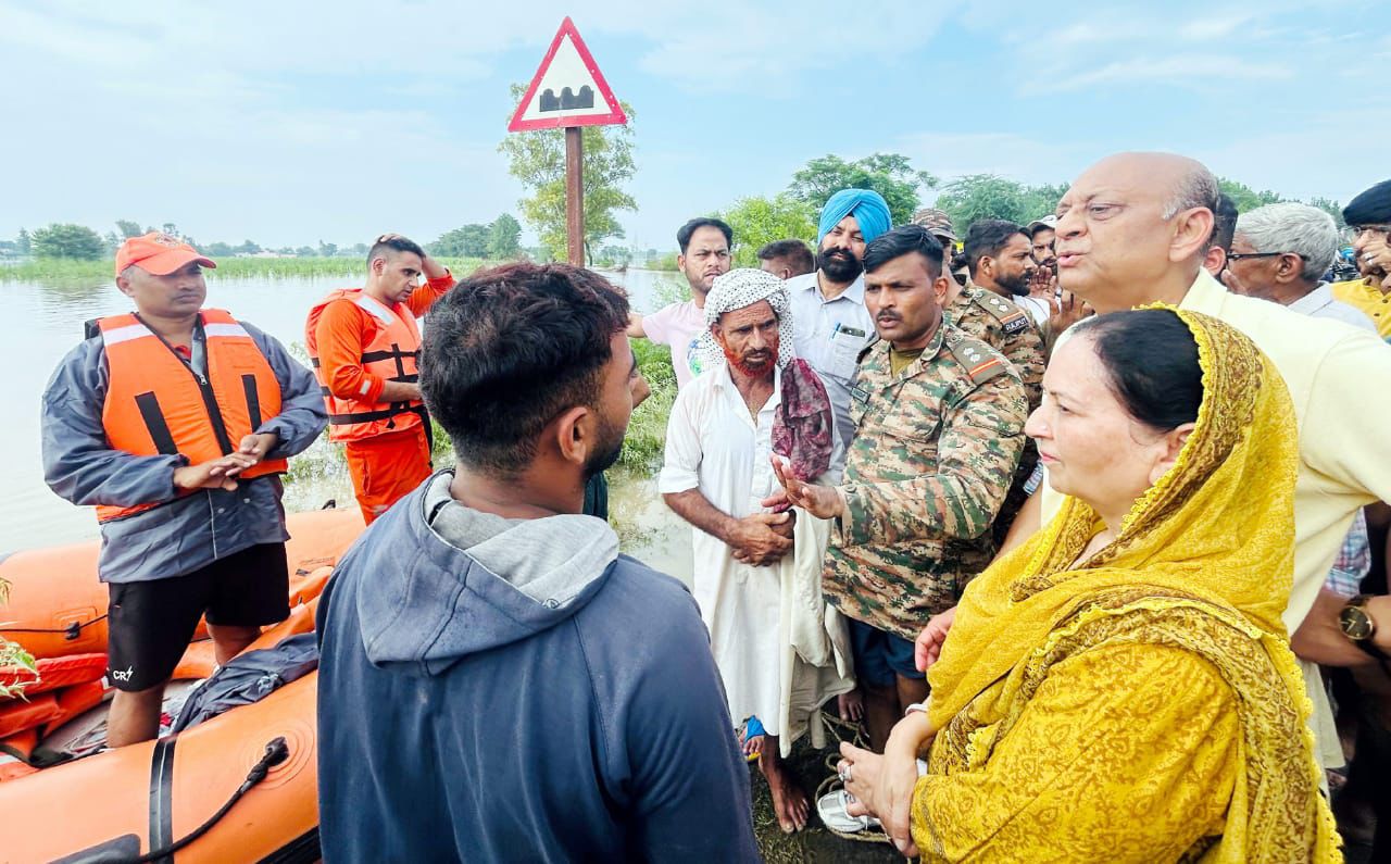 ਅਰੁਣਾ ਚੌਧਰੀ ਵੱਲੋਂ ਹਡ਼੍ਹ ਨਾਲ ਪ੍ਰਭਾਵਿਤ ਪਿੰਡਾਂ ਦਾ ਦੌਰਾ, ਲੋਕਾਂ ਦਾ ਹਾਲਚਾਲ ਜਾਣਿਆਂ