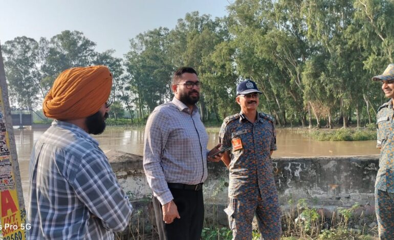 ਜ਼ਿਲ੍ਹਾ ਪ੍ਰਸ਼ਾਸਨ ਵੱਲੋਂ ਹੜ੍ਹ ਪ੍ਰਭਾਵਿਤ ਇਲਾਕਿਆਂ ਵਿੱਚ ਜੰਗੀ ਪੱਧਰ `ਤੇ ਰਾਹਤ ਕਾਰਜ ਜਾਰੀ