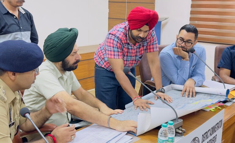 ਸੀਨੀਅਰ ਆਈ.ਏ.ਐੱਸ. ਅਧਿਕਾਰੀ ਗੁਰਕਿਰਤ ਕ੍ਰਿਪਾਲ ਸਿੰਘ ਨੇ ਜ਼ਿਲ੍ਹਾ ਗੁਰਦਾਸਪੁਰ ਵਿੱਚ ਹੜ੍ਹਾਂ ਦੌਰਾਨ ਚੱਲ ਰਹੇ ਰਾਹਤ ਤੇ ਬਚਾਅ ਕਾਰਜਾਂ ਦੀ ਸਮੀਖਿਆ ਕੀਤੀ