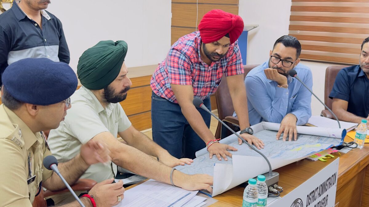ਸੀਨੀਅਰ ਆਈ.ਏ.ਐੱਸ. ਅਧਿਕਾਰੀ ਗੁਰਕਿਰਤ ਕ੍ਰਿਪਾਲ ਸਿੰਘ ਨੇ ਜ਼ਿਲ੍ਹਾ ਗੁਰਦਾਸਪੁਰ ਵਿੱਚ ਹੜ੍ਹਾਂ ਦੌਰਾਨ ਚੱਲ ਰਹੇ ਰਾਹਤ ਤੇ ਬਚਾਅ ਕਾਰਜਾਂ ਦੀ ਸਮੀਖਿਆ ਕੀਤੀ