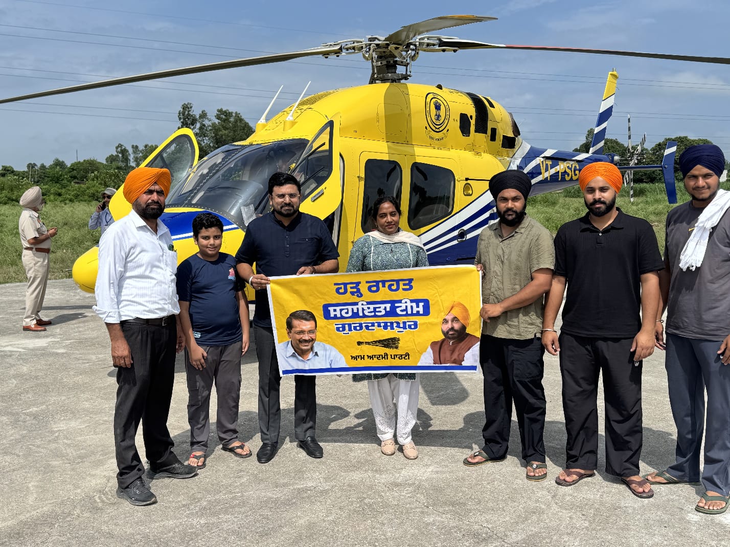 ਸੂਬਾ ਸਰਕਾਰ ਦੇ ਹੈਲੀਕਾਪਟਰ ਵੱਲੋਂ ਅੱਜ ਤੀਜੇ ਦਿਨ ਵੀ ਜ਼ਿਲ੍ਹਾ ਗੁਰਦਾਸਪੁਰ ਦੇ ਹੜ੍ਹ ਪ੍ਰਭਾਵਿਤ ਇਲਾਕਿਆਂ ਵਿੱਚ ਰਾਹਤ ਕਾਰਜ ਜਾਰੀ