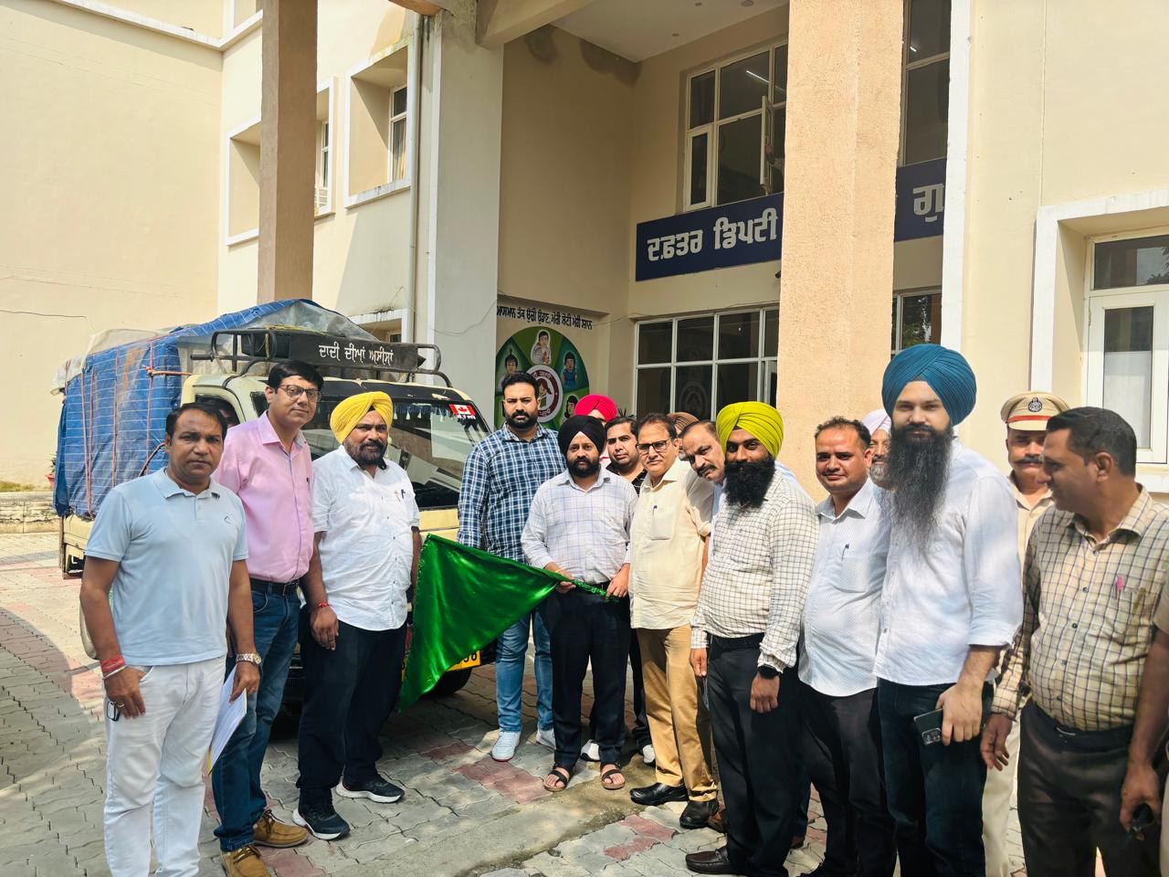 ਡੀ.ਸੀ ਦਫ਼ਤਰ ਯੂਨੀਅਨ, ਗੁਰਦਾਸਪੁਰ ਵੱਲੋਂ ਅੱਜ ਹੜ੍ਹ ਪੀੜਤਾਂ ਲਈ 110 ਪੈਕੇਟ ਫੂਡ ਦੇ ਭੇਜੇ ਗਏ