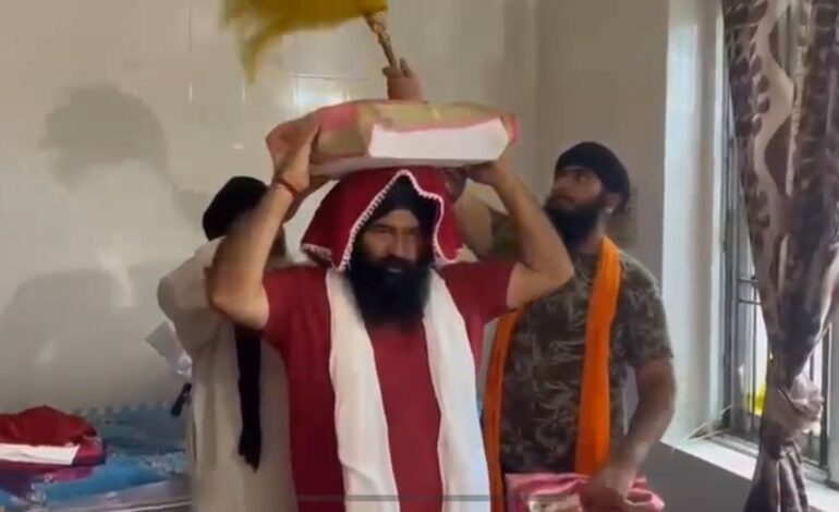 ਹੜ੍ਹ ਸੰਕਟ ਵਿੱਚ ਗੁਰੂ ਸਾਹਿਬ ਦੇ ਪਵਿੱਤਰ ਸਰੂਪ ਦੀ ਸੇਵਾ,‘ਆਪ’ ਵਿਧਾਇਕ ਨੇ ਗੁਰੂ ਸਾਹਿਬ ਦਾ ਪਵਿੱਤਰ ਸਰੂਪ ਕੀਤਾ ਸੁਰੱਖਿਅਤ