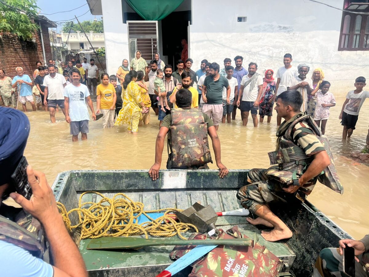 ਹੜ੍ਹਾਂ ਕਾਰਨ ਜ਼ਿਲ੍ਹਾ ਗੁਰਦਾਸਪੁਰ ਦੇ 323 ਪਿੰਡਾਂ ਦੇ 26000 ਤੋਂ ਵੱਧ ਲੋਕ ਪ੍ਰਭਾਵਿਤ ਹੋਏ