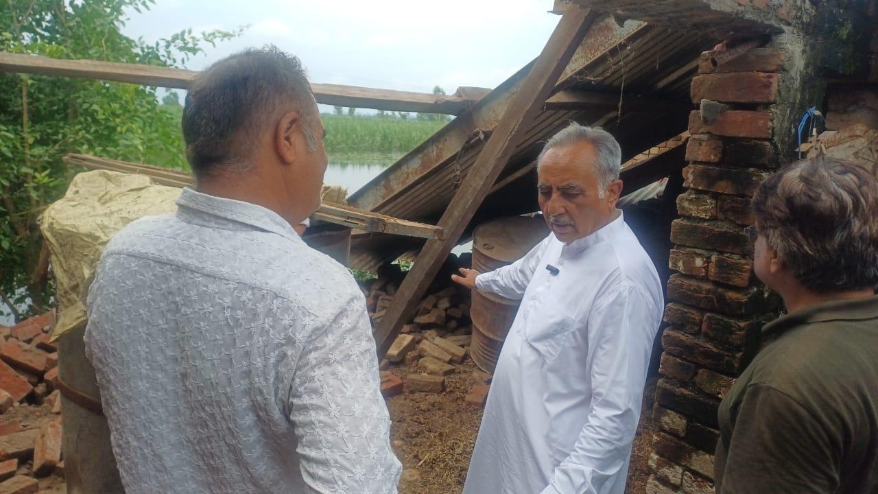 ਚੇਅਰਮੈਨ ਰਮਨ ਬਹਿਲ ਵੱਲੋ ਹੜ੍ਹ ਪ੍ਰਭਾਵਿਤ ਪਿੰਡ ਬਲੱਗਣ ਤੇ ਕਮਾਲਪੁਰ ਅਫ਼ਗਾਨਾ ਦਾ ਦੌਰਾ