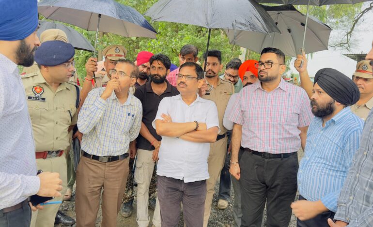 ਮੁੱਖ ਸਕੱਤਰ ਕੇ.ਏ.ਪੀ. ਸਿਨਹਾ ਅਤੇ ਪ੍ਰਿੰਸੀਪਲ ਸਕੱਤਰ ਕ੍ਰਿਸ਼ਨ ਕੁਮਾਰ ਵੱਲੋਂ ਮਕੌੜਾ ਪੱਤਣ ਵਿਖੇ ਹੜ੍ਹ ਪ੍ਰਭਾਵਿਤ ਖੇਤਰ ਦਾ ਦੌਰਾ