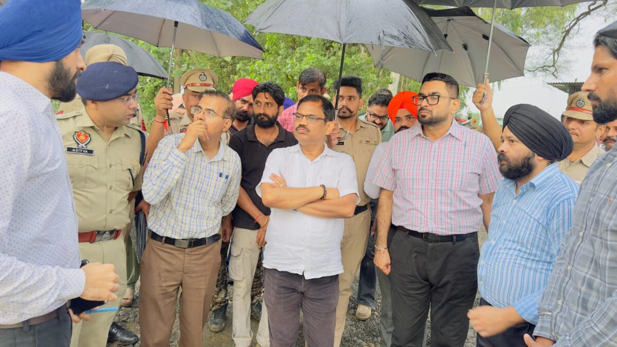 ਮੁੱਖ ਸਕੱਤਰ ਕੇ.ਏ.ਪੀ. ਸਿਨਹਾ ਅਤੇ ਪ੍ਰਿੰਸੀਪਲ ਸਕੱਤਰ ਕ੍ਰਿਸ਼ਨ ਕੁਮਾਰ ਵੱਲੋਂ ਮਕੌੜਾ ਪੱਤਣ ਵਿਖੇ ਹੜ੍ਹ ਪ੍ਰਭਾਵਿਤ ਖੇਤਰ ਦਾ ਦੌਰਾ