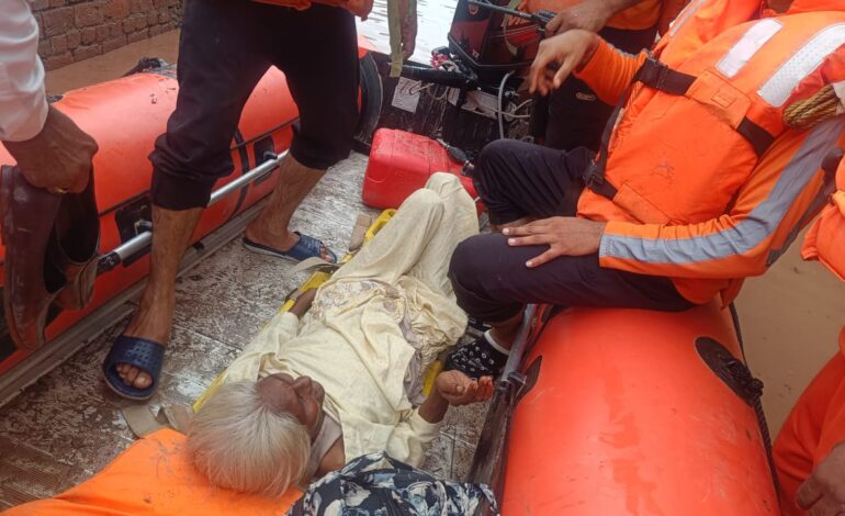 ਜ਼ਿਲ੍ਹਾ ਪ੍ਰਸ਼ਾਸਨ ਨੇ ਹੜ੍ਹਾਂ ਵਿੱਚੋਂ ਛੋਟੇ ਬੱਚਿਆਂ ਅਤੇ ਬਿਮਾਰਾਂ ਨੂੰ ਸੁਰੱਖਿਅਤ ਬਾਹਰ ਕੱਢਿਆ