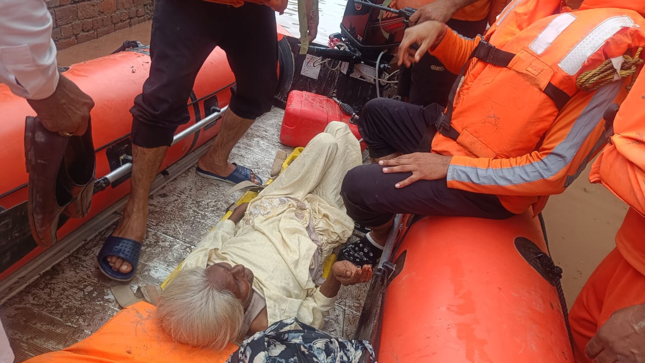 ਜ਼ਿਲ੍ਹਾ ਪ੍ਰਸ਼ਾਸਨ ਨੇ ਹੜ੍ਹਾਂ ਵਿੱਚੋਂ ਛੋਟੇ ਬੱਚਿਆਂ ਅਤੇ ਬਿਮਾਰਾਂ ਨੂੰ ਸੁਰੱਖਿਅਤ ਬਾਹਰ ਕੱਢਿਆ